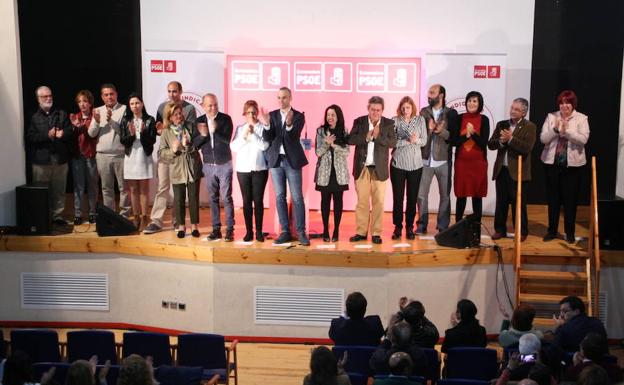 Agrupación socialista de Arroyo de la Luz durante su presentanción. 