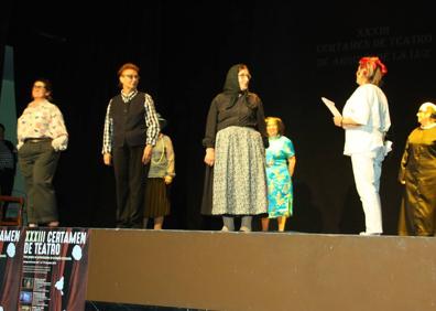 Imagen secundaria 1 - Arriba, Ojalá Teatro. Debajo, una de las representaciones del grupo de teatro local y recogida de la mención especial que les otorgó el Ayuntamiento de la localidad. 
