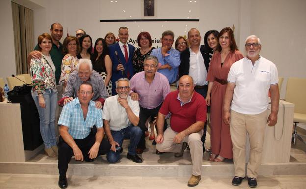 Foto de familia de los compañeros socialistas que asistieron al acto junto a los que integran la nueva corporación y el alcalde, Carlos Caro. 