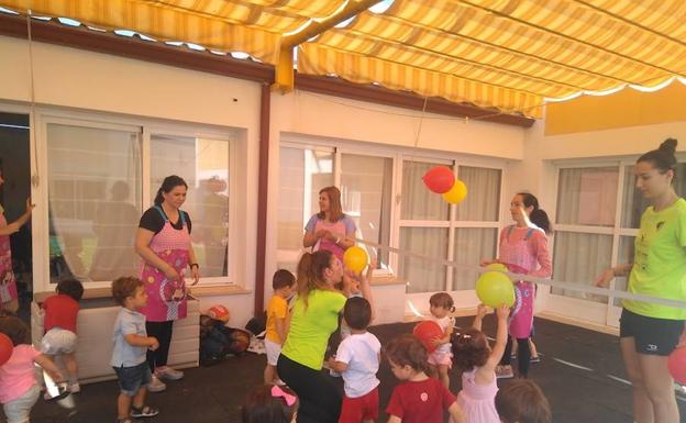 Imagen principal - Arriba jugadoras del club de voleybol. Debajo, club de baloncesto y club de fútbol. 