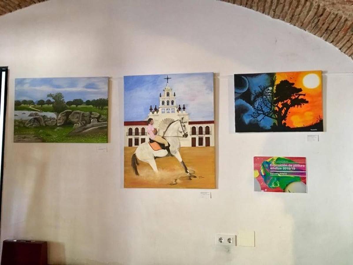 Los 16 alumnos del grupo de adultos de la Escuela Arte 16 inauguraron su exposición final de curso en la Oficina de Turismo de Arroyo de la Luz.