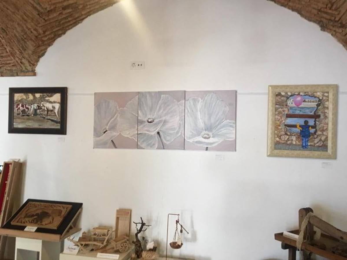 Los 16 alumnos del grupo de adultos de la Escuela Arte 16 inauguraron su exposición final de curso en la Oficina de Turismo de Arroyo de la Luz.