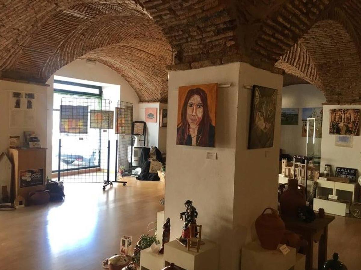 Los 16 alumnos del grupo de adultos de la Escuela Arte 16 inauguraron su exposición final de curso en la Oficina de Turismo de Arroyo de la Luz.