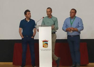 Imagen secundaria 1 - Arriba: Los artistas junto a Carlos Caro, alcalde la localidad, y Santos Jorna, en representación de Extremadura 2030. Debajo: Carlos Caro durante su intervención. 