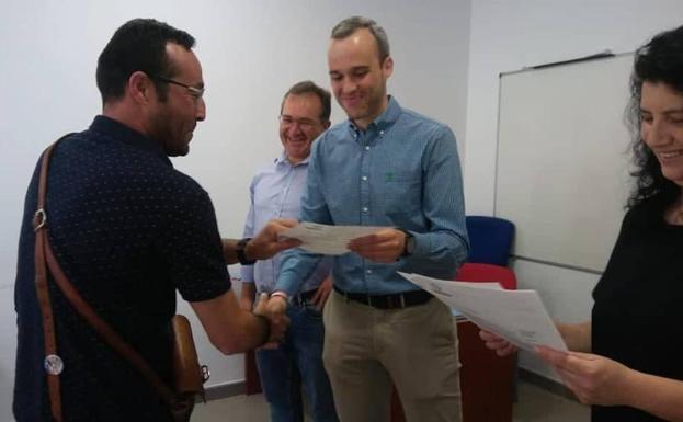 Imagen principal - Arriba entrega de diplomas a los alumnos. Debajo, el alcalde de Arroyo, Carlos Caro, se dirige a los alumnos deseándoles suerte. 