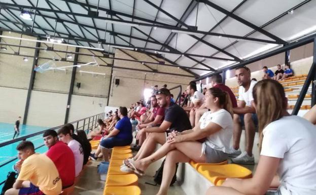 Imagen principal - Durante toda la jornada hubo mucho público asistente. 