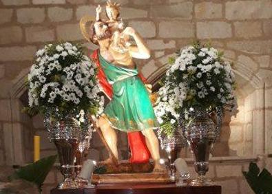 Imagen secundaria 1 - Procesión motizada arriba, y el Santo Patrón debajo, en la Iglesia de Ntra. Sra. de la Asunción. 