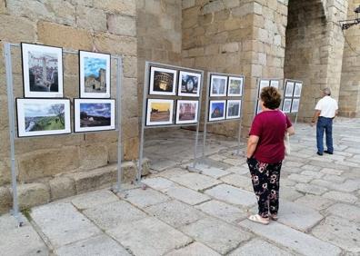 Imagen secundaria 1 - Arriba, miembros de la asociación con la corporación municipal. Debajo, diferentes personas pasaron a ver la exposición. 