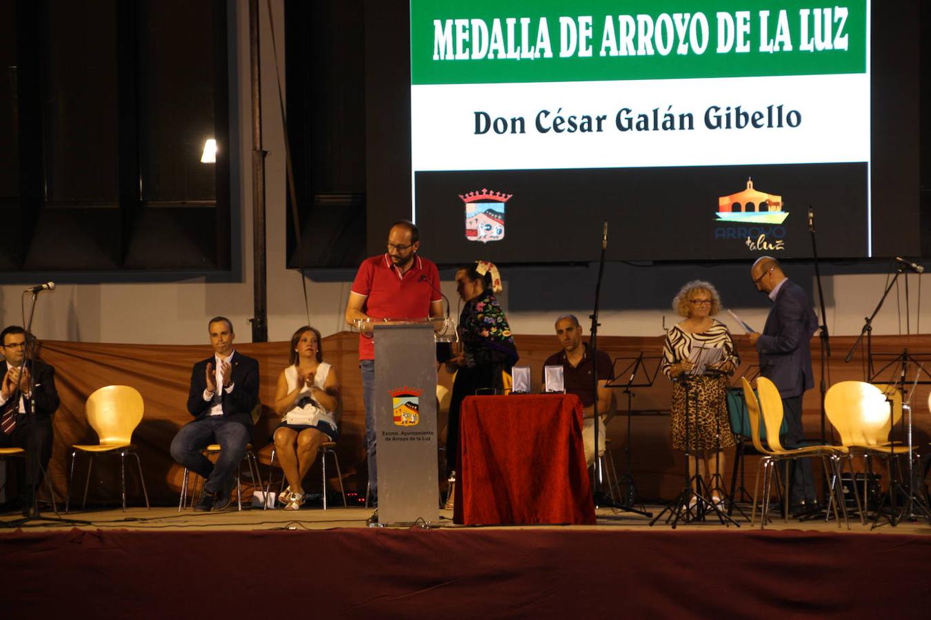 El pasado domingo, 8 de septiembre, Arroyo de la Luz celebró en Día de Extremadura en la Plaza de la Constitución, con la concesión de medallas de Arroyo de la Luz. Este año fueron concedidas a La Hermandad de San Cristóbal, Vicente Caballero y Cesar Galán Gibello, a título póstumo. 