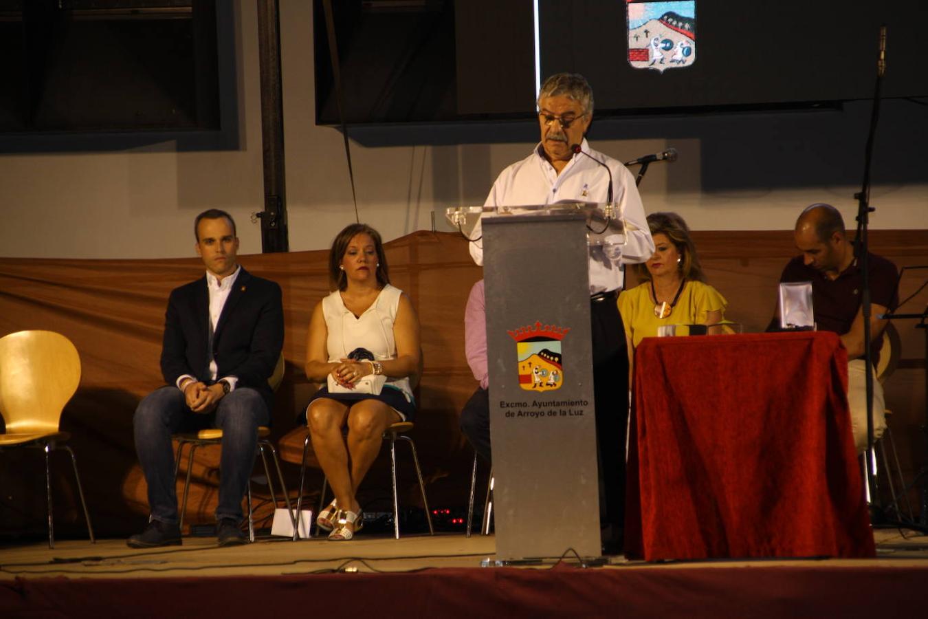 El pasado domingo, 8 de septiembre, Arroyo de la Luz celebró en Día de Extremadura en la Plaza de la Constitución, con la concesión de medallas de Arroyo de la Luz. Este año fueron concedidas a La Hermandad de San Cristóbal, Vicente Caballero y Cesar Galán Gibello, a título póstumo. 