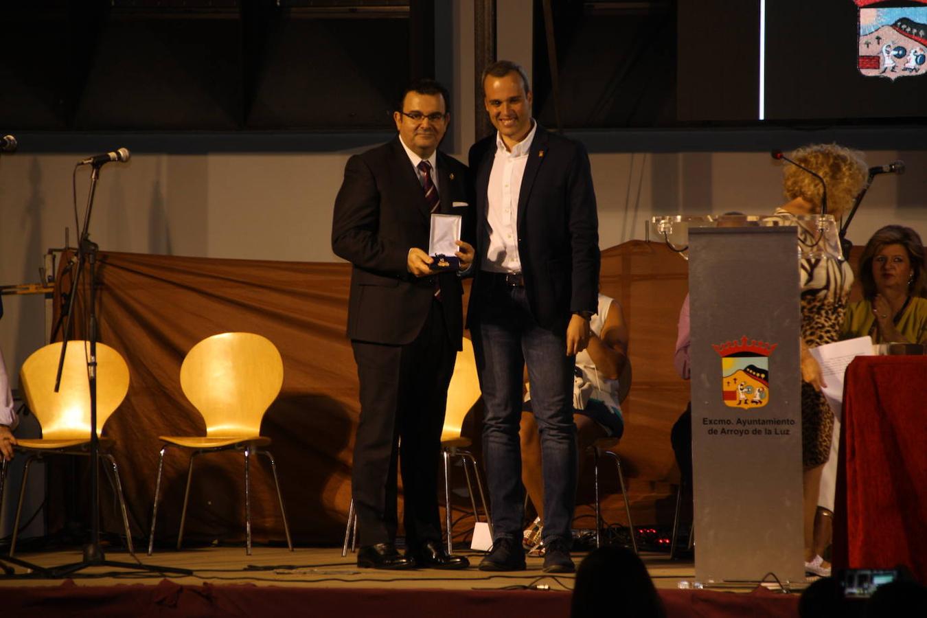 A título individual se concedió la medalla a Vicente Caballero Pajares, médico arroyano.