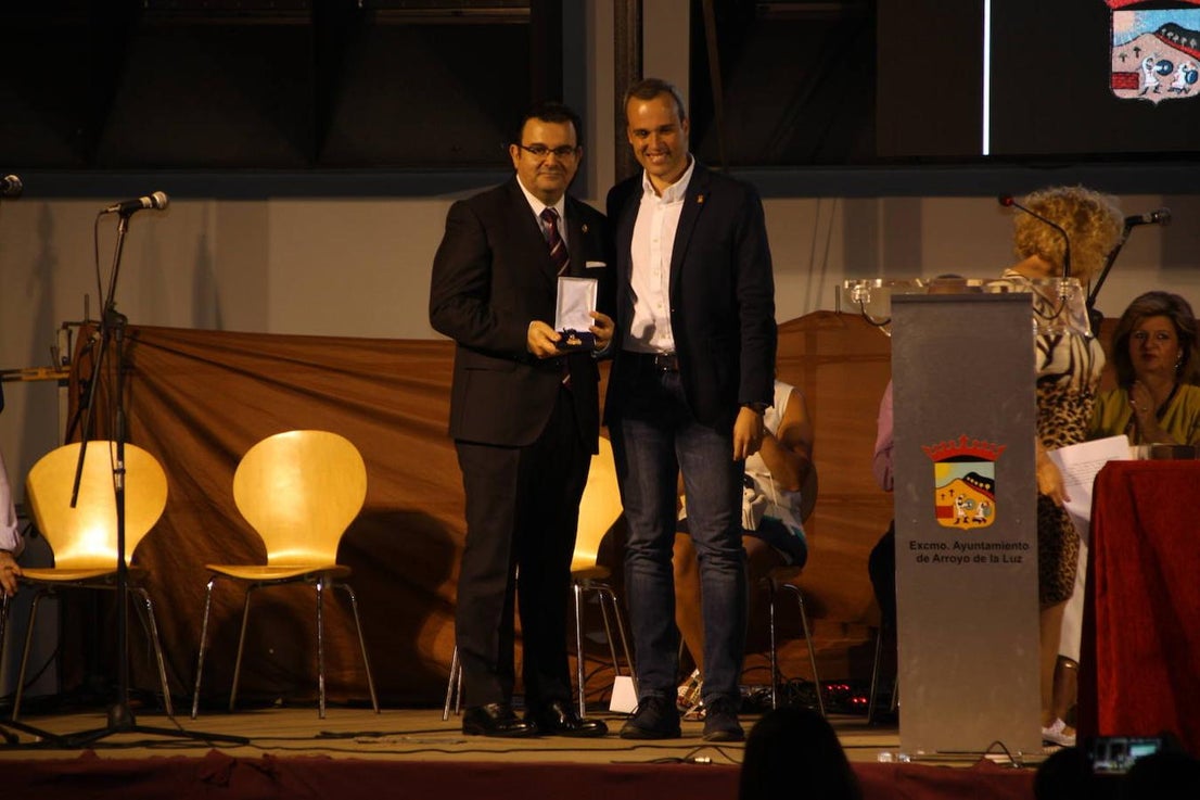 A título individual se concedió la medalla a Vicente Caballero Pajares, médico arroyano.