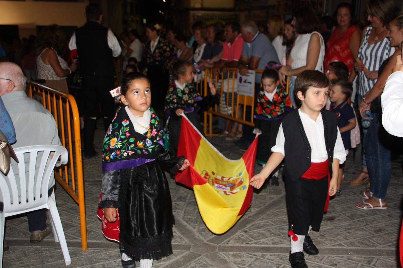 Algunos niños de la localidad portaron las banderas española y extremeña para su posterior izado.