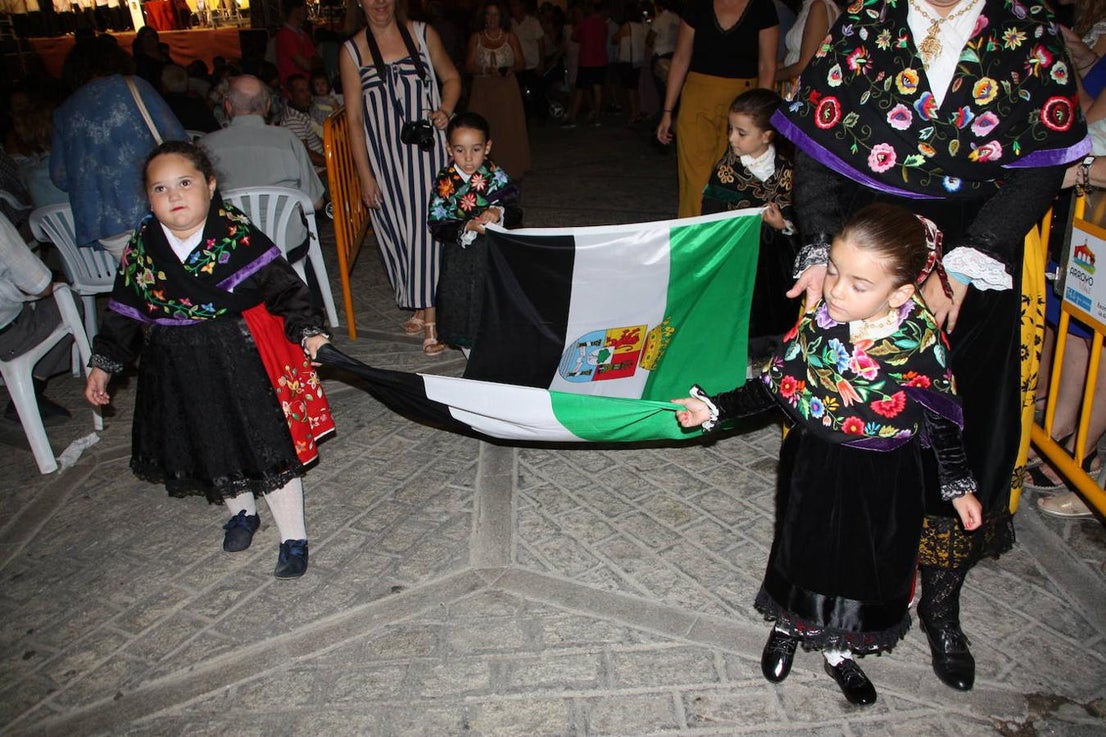 El pasado domingo, 8 de septiembre, Arroyo de la Luz celebró en Día de Extremadura en la Plaza de la Constitución, con la concesión de medallas de Arroyo de la Luz. Este año fueron concedidas a La Hermandad de San Cristóbal, Vicente Caballero y Cesar Galán Gibello, a título póstumo. 
