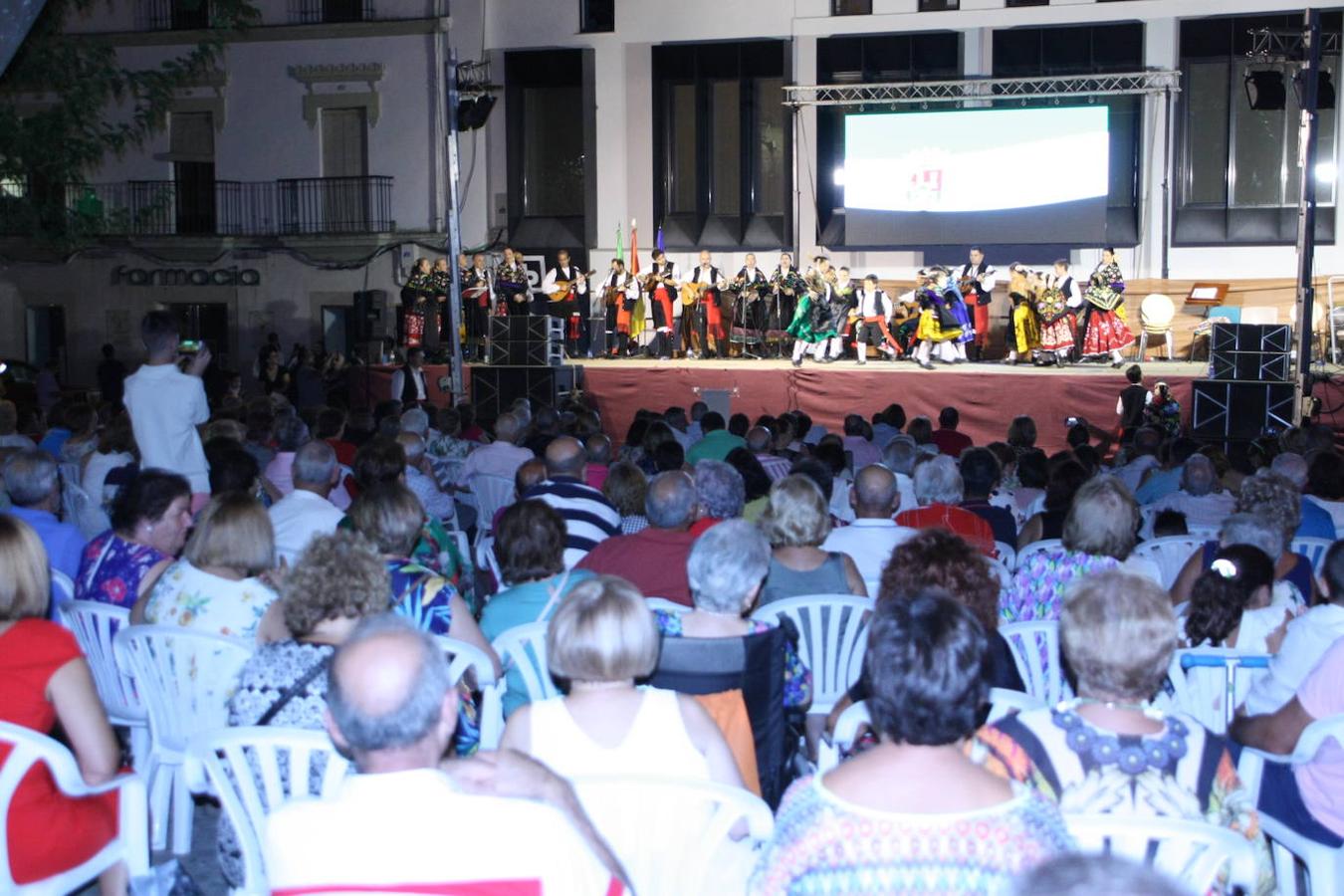 El pasado domingo, 8 de septiembre, Arroyo de la Luz celebró en Día de Extremadura en la Plaza de la Constitución, con la concesión de medallas de Arroyo de la Luz. Este año fueron concedidas a La Hermandad de San Cristóbal, Vicente Caballero y Cesar Galán Gibello, a título póstumo. 