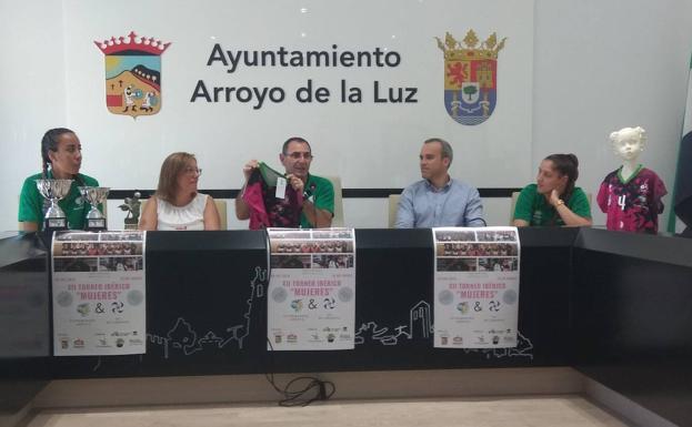 Gómez explica los detalles de la segunda equipación. 