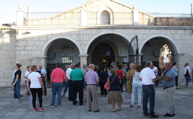 Imagen principal - Numerosos fieles acudieron a la cita. En la tercera foto, Juan Antonio Cruz, Mayordomo de la Cofradía, hace entrega del jamón a la agraciada. 