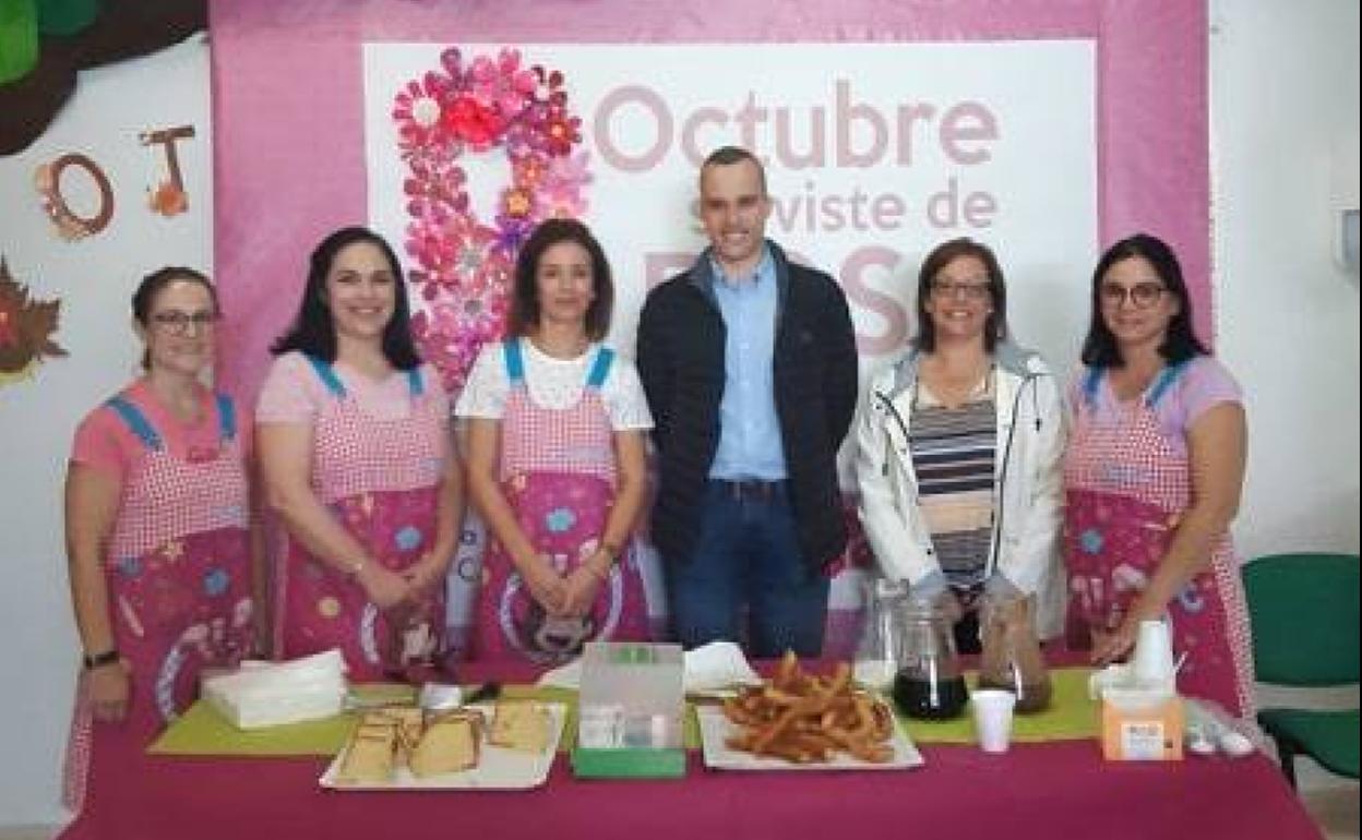 Carlos Caro, alcalde de Arroyo de la Luz, y la concejala Mercedes Pérez, junto al equipo de la Escuela Infantil Ta-Ca-Tá. 