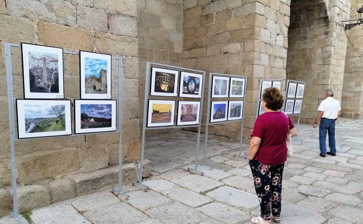 Inauguración de la exposición en la Plaza de la Constitución de Arroyo de la Luz. 