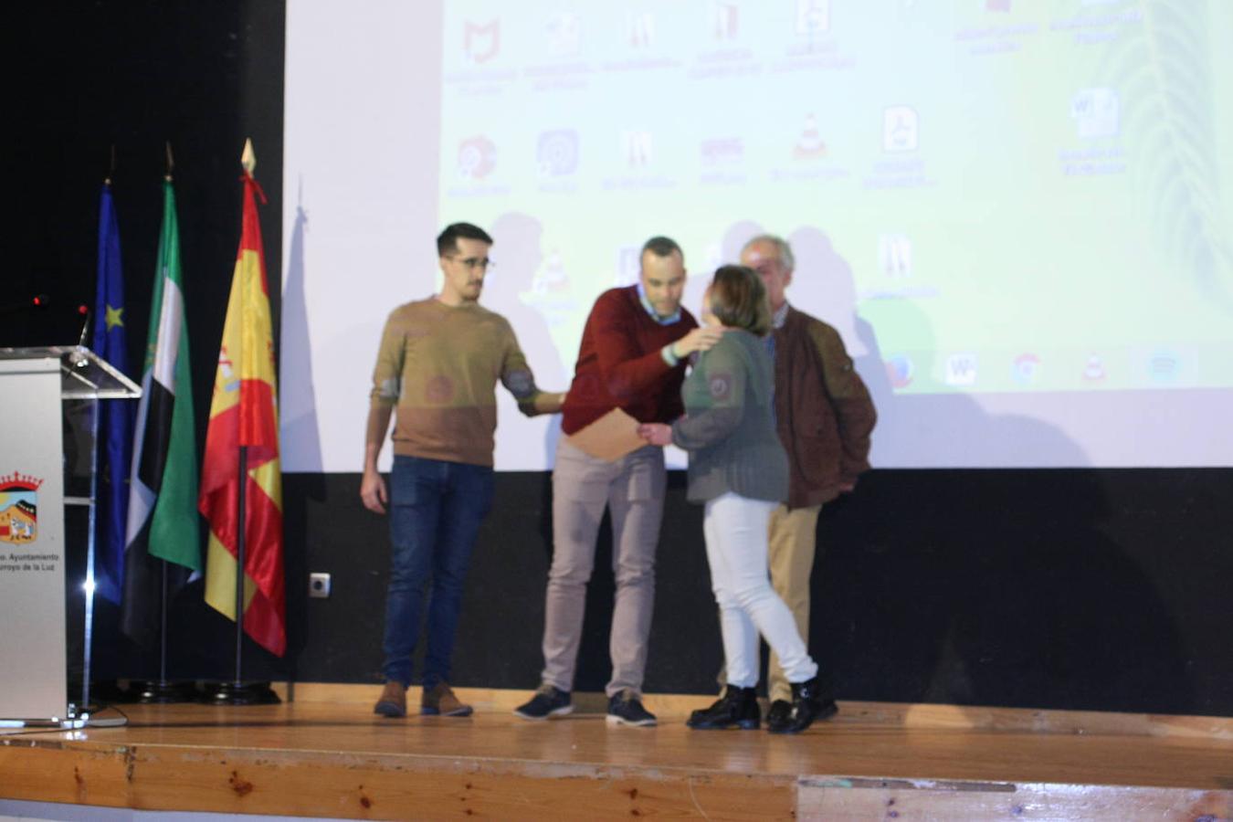 El segundo premio de poesía fue recogido por una representante del premiado.