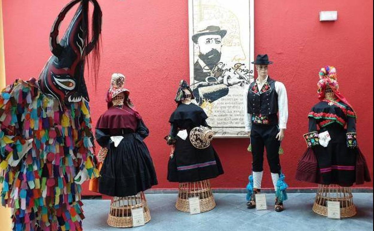 Trajes típicos de Montehermoso y Jarramplas.