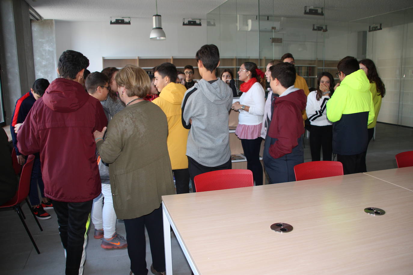 Imagen secundaria 1 - Segundo curso en realizar la visita. 
