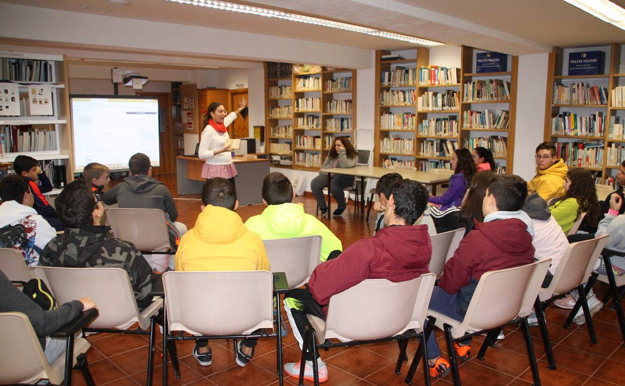 Esther Cordero, responsable de la biblioteca pública municipal de Arroyo de la Luz, enseñó a los escolares las instalaciones de la biblioteca. 