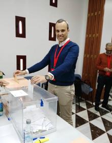 Imagen secundaria 2 - Arriba: celebración en la seda. Debajo: Interventores y apoderados y Carlos Caro, alcalde de Arroyo de la Luz, ejerciendo su derecho al voto. 