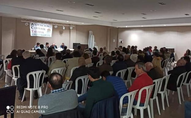 Numerosa asistencia a la charla-coloquio. 