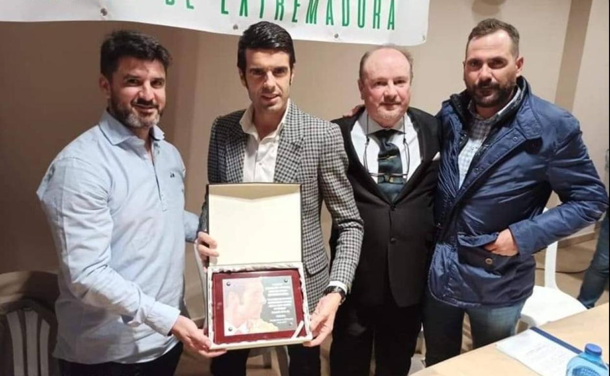 Entrega del premio al matador de toros Emilio Justo. 