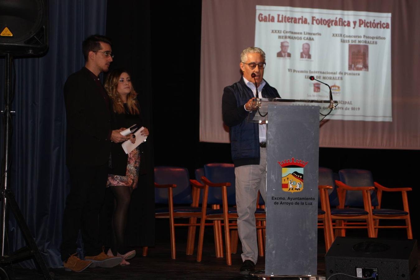 Autoridades y premiados tras la entrega de premios. 