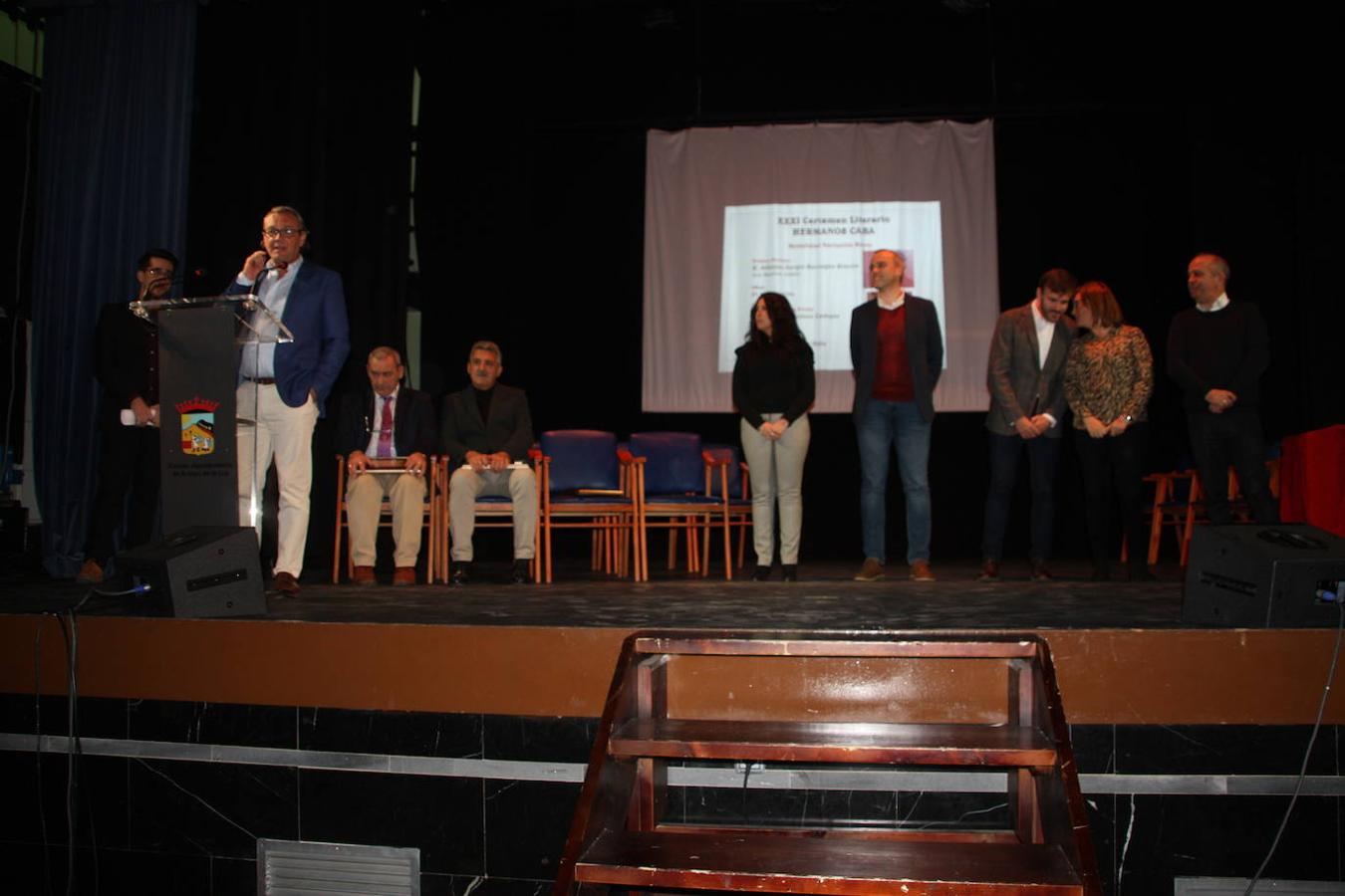Autoridades y premiados tras la entrega de premios. 