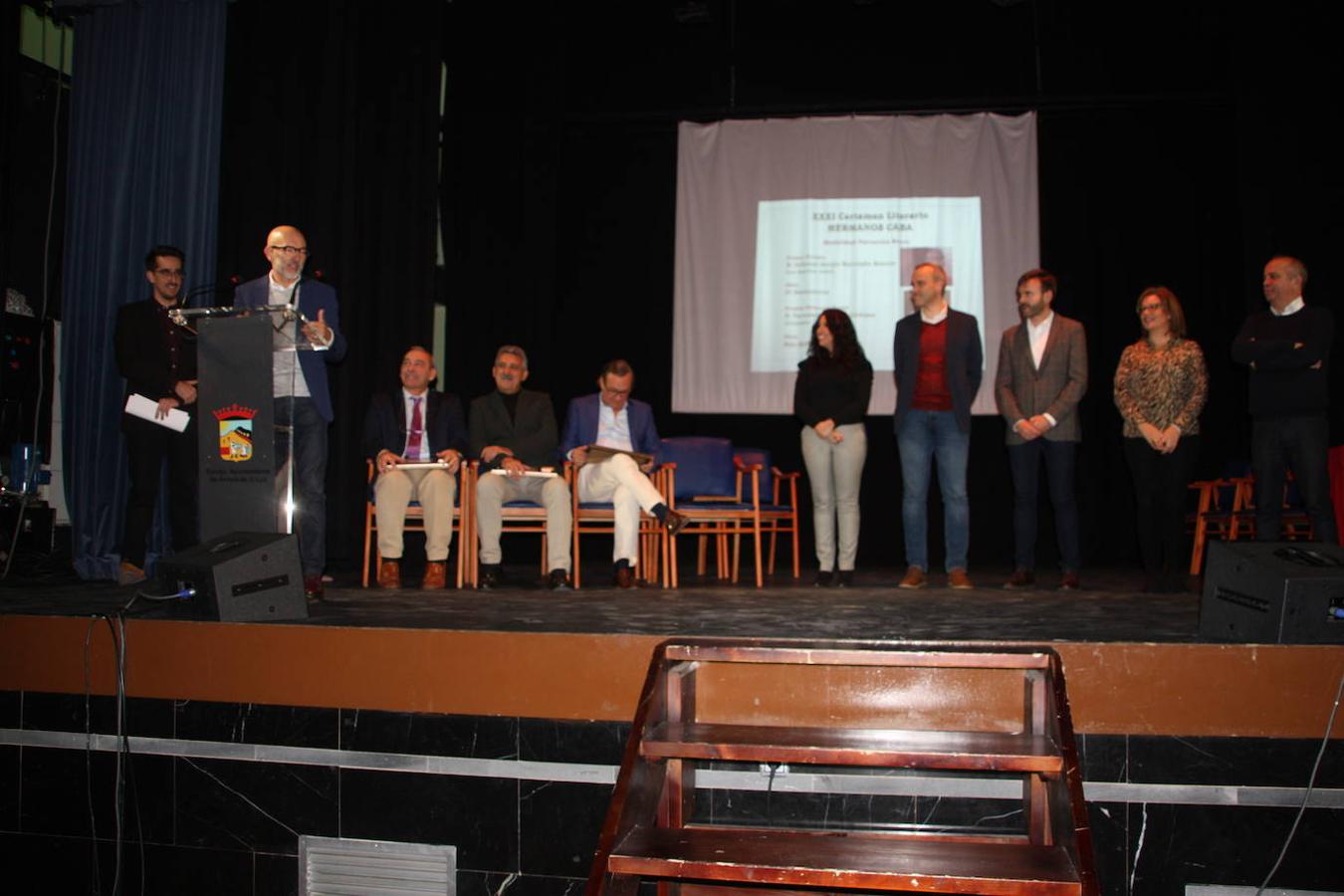 Autoridades y premiados tras la entrega de premios. 