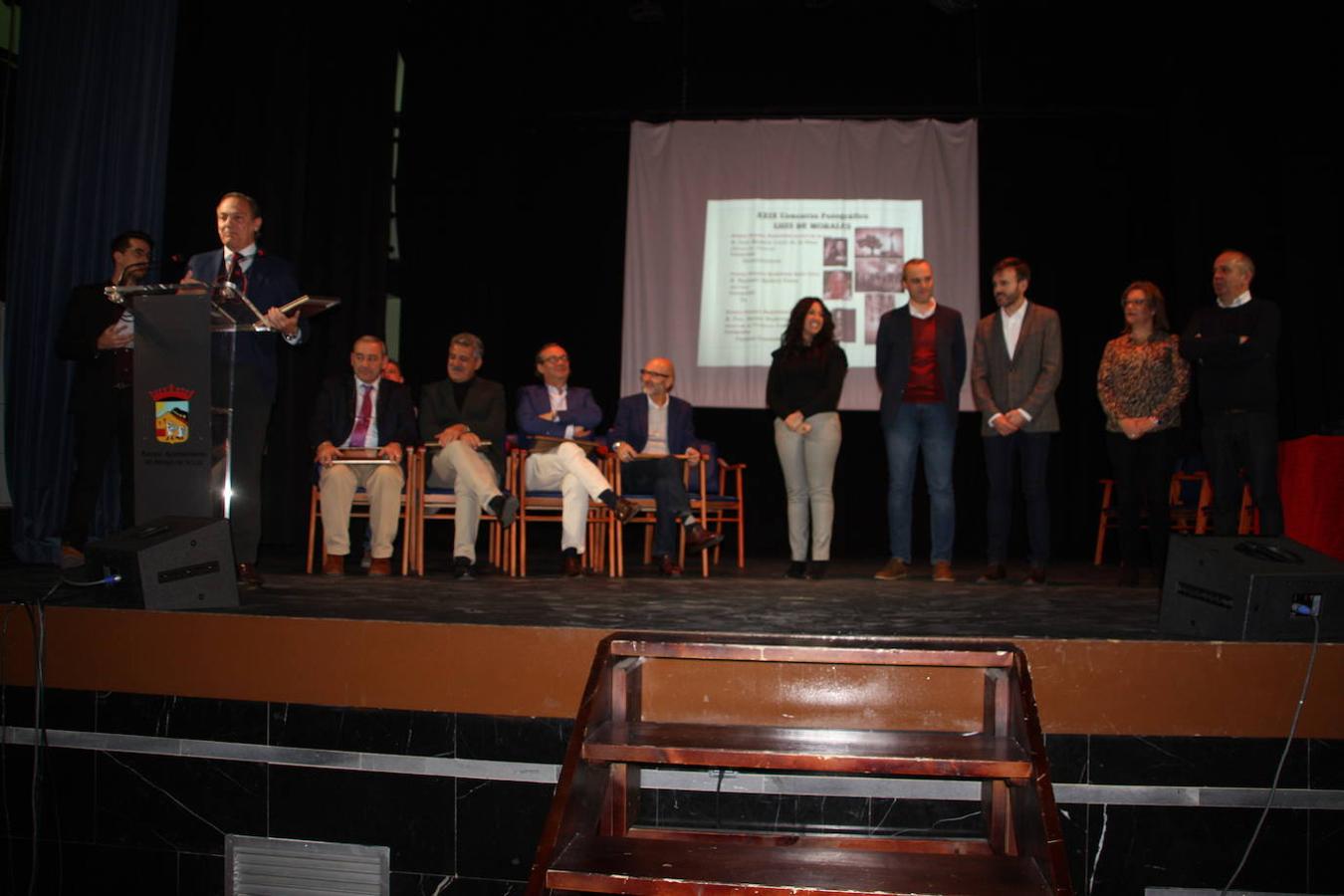 Autoridades y premiados tras la entrega de premios. 