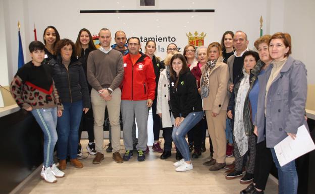 Imagen principal - El Ayuntamiento de Arroyo de la Luz lee un manifiesto por el Día Internacional de la Eliminación de la Violencia de Género