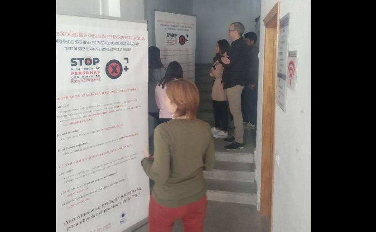 Carlos Caro, alcalde de Arroyo de la Luz, en su visita a la exposición. 