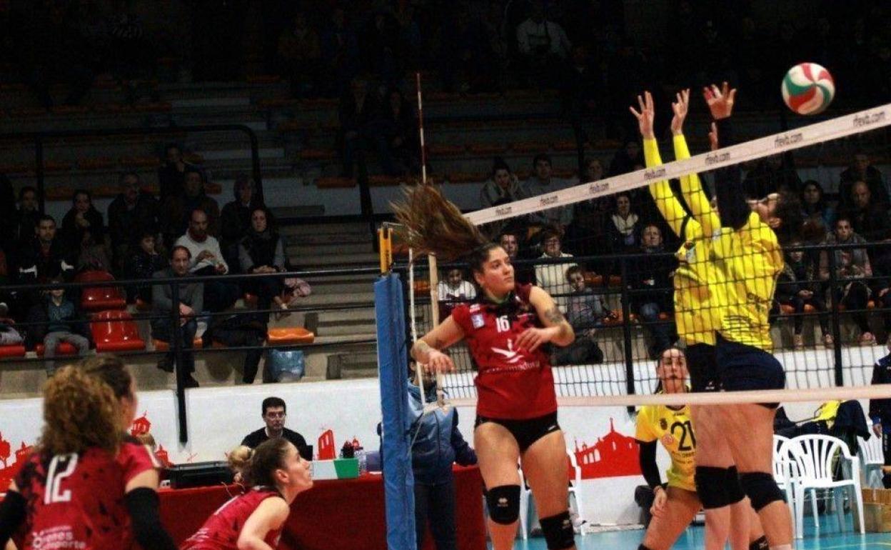Isabela Quiuqui en un ataque de recurso con la mano izquierda. 