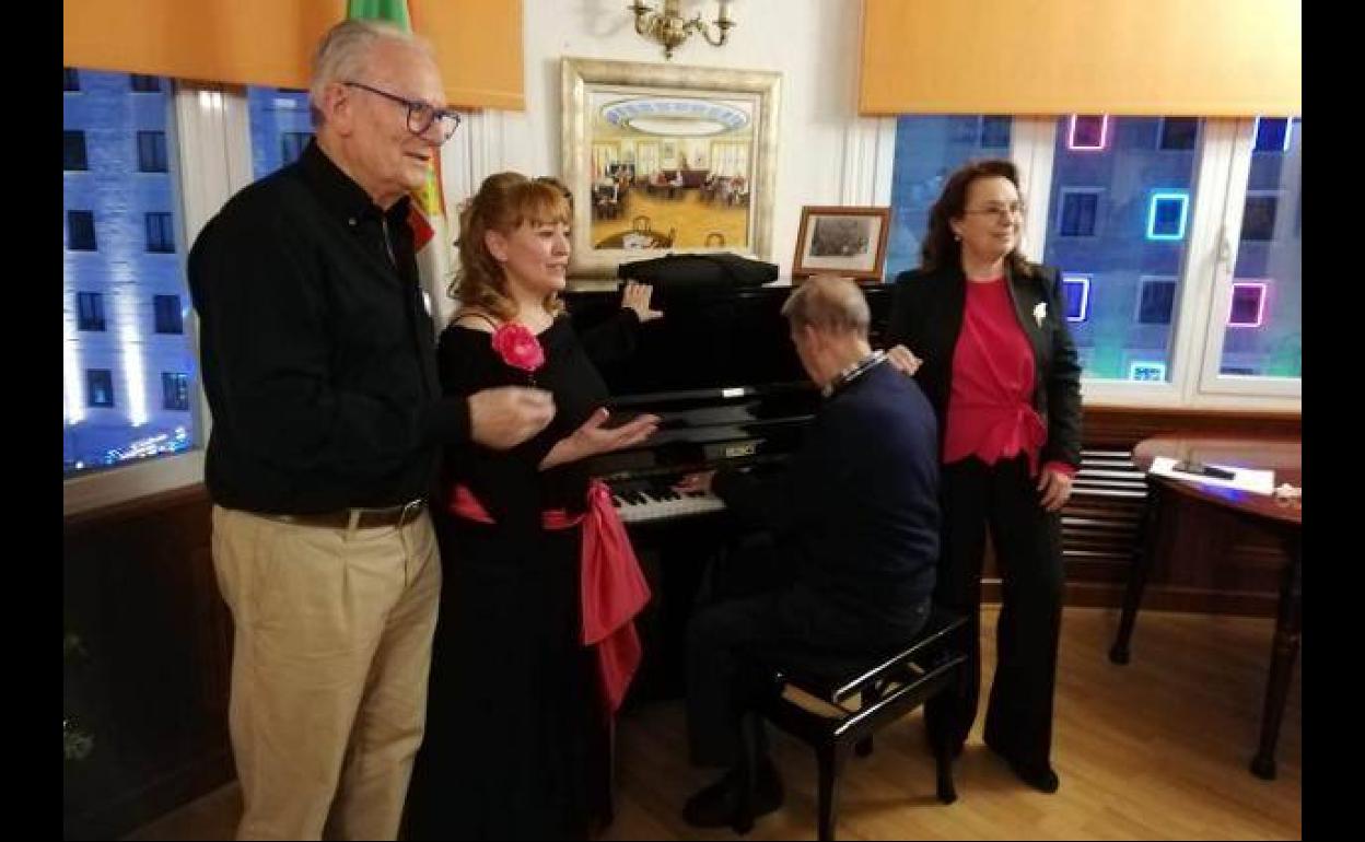 Eladio Sanjuán, a la izquierda, con los músicos y Pilar Rubio. 