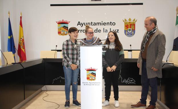Imagen principal - El Ayuntamiento de Arroyo de la Luz reconoce el talento local