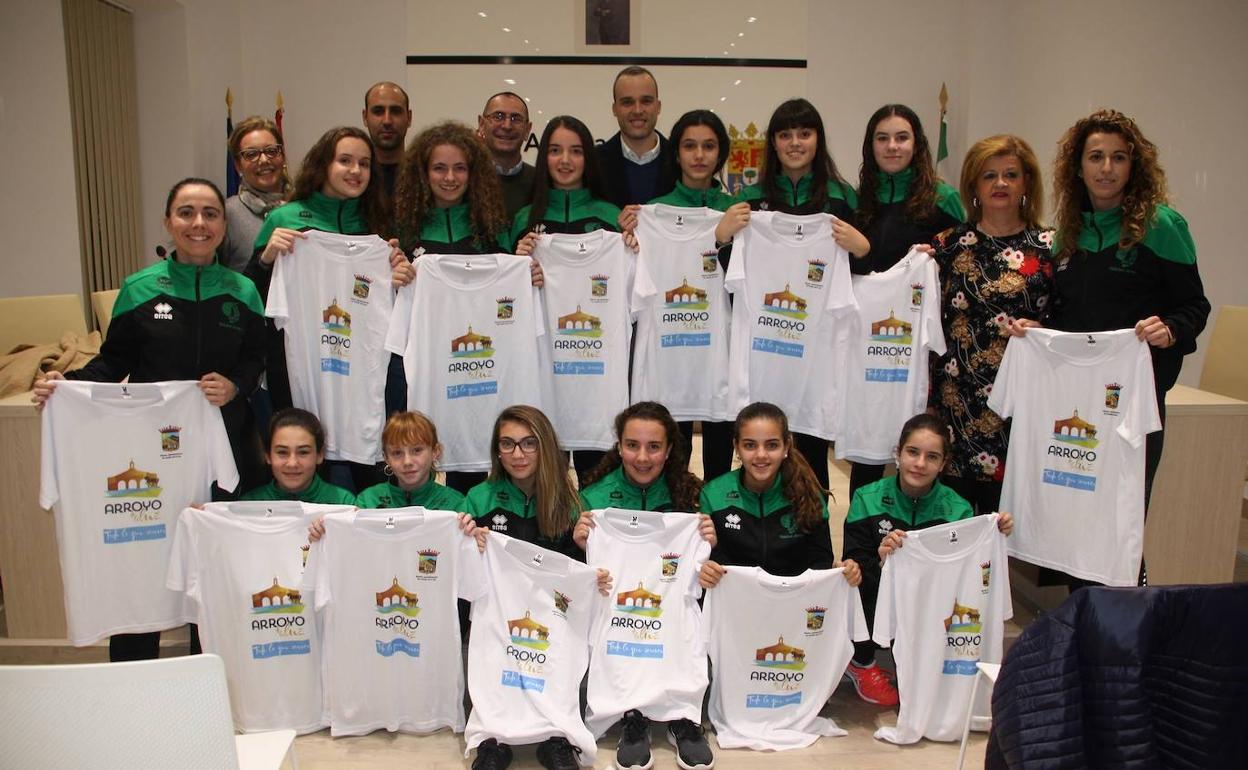 El Ayuntamiento recibió al club de voleibol antes de la VII Copa de España de Voleibol