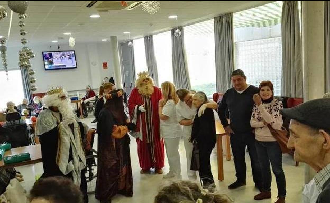 Visita de los Reyes Magos en la residencia el pasado año. 
