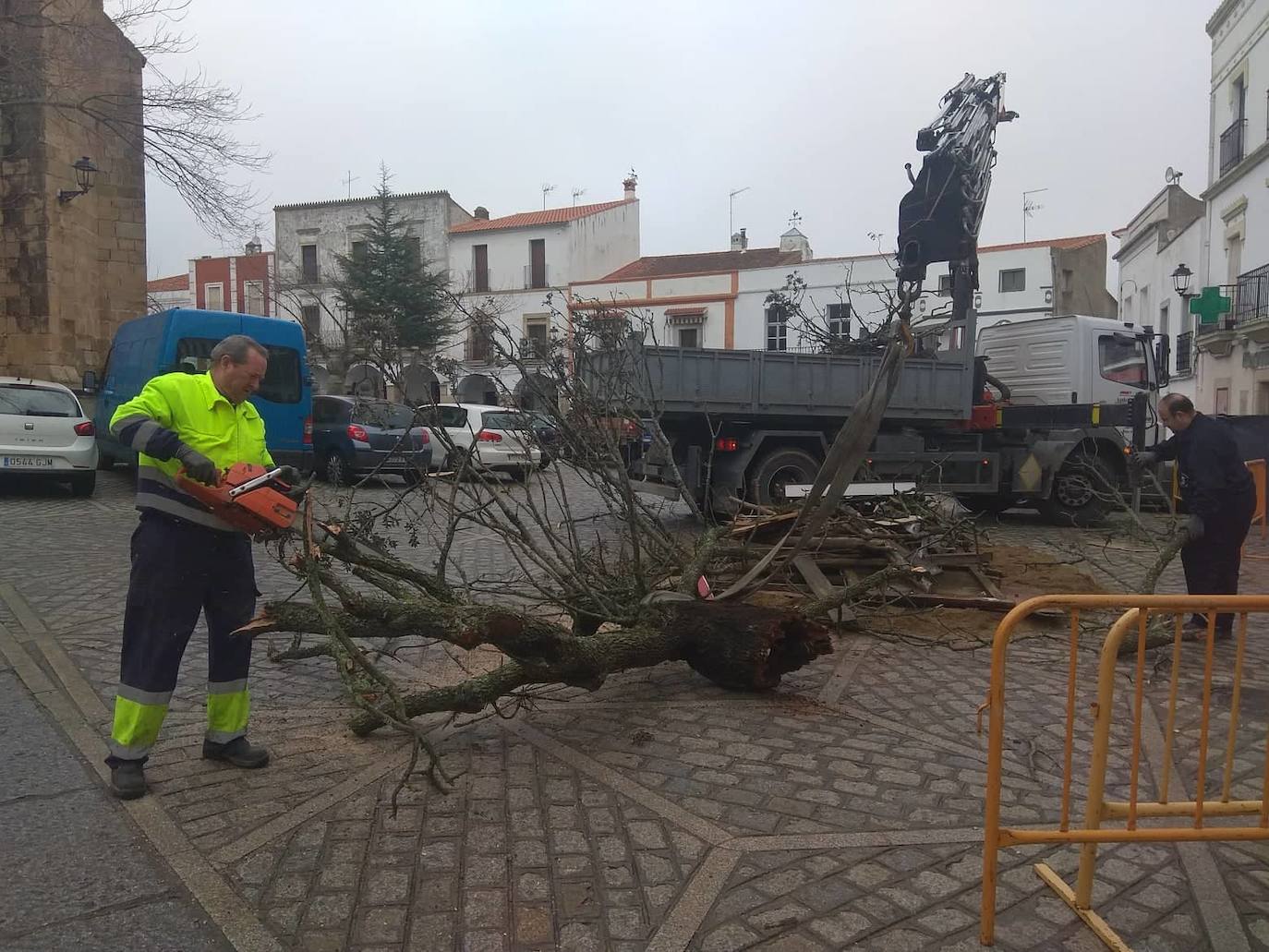 Operarios del Ayuntamiento elaborando la iluminaria. 