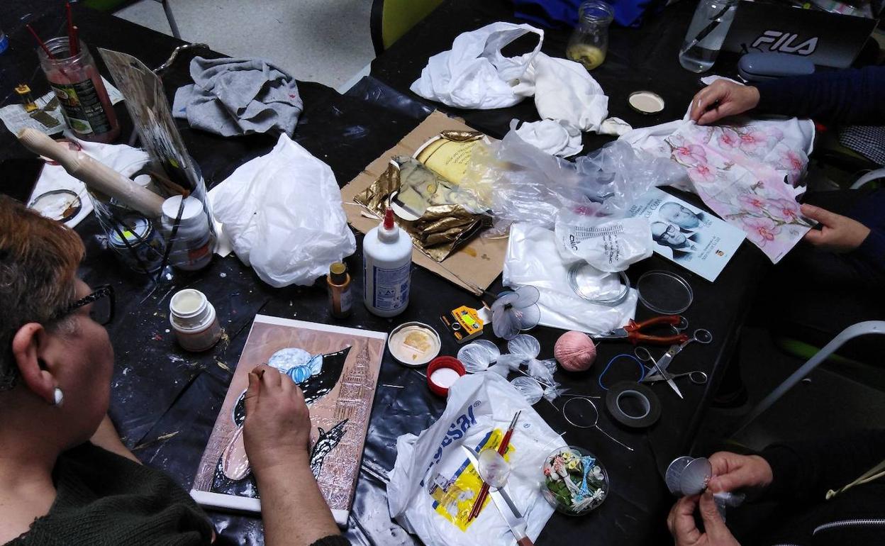 Trabajos del grupo de manualidades. 