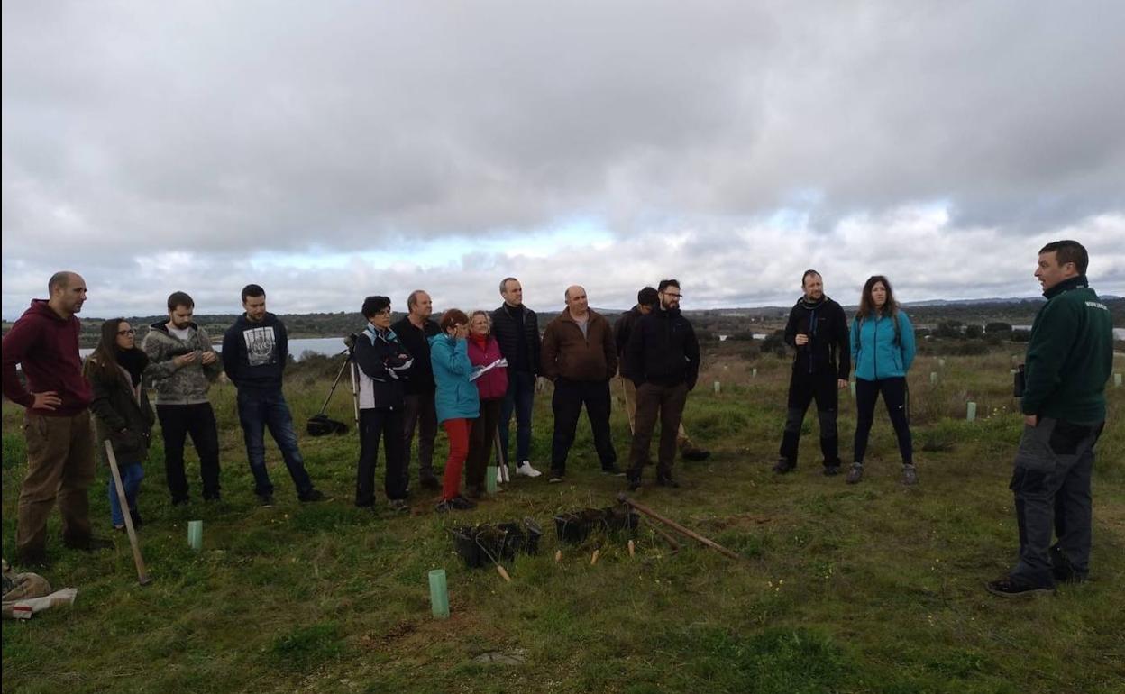 El Ayuntamiento de Arroyo de la Luz planta 2.862 árboles en su lucha local contra el cambio climático