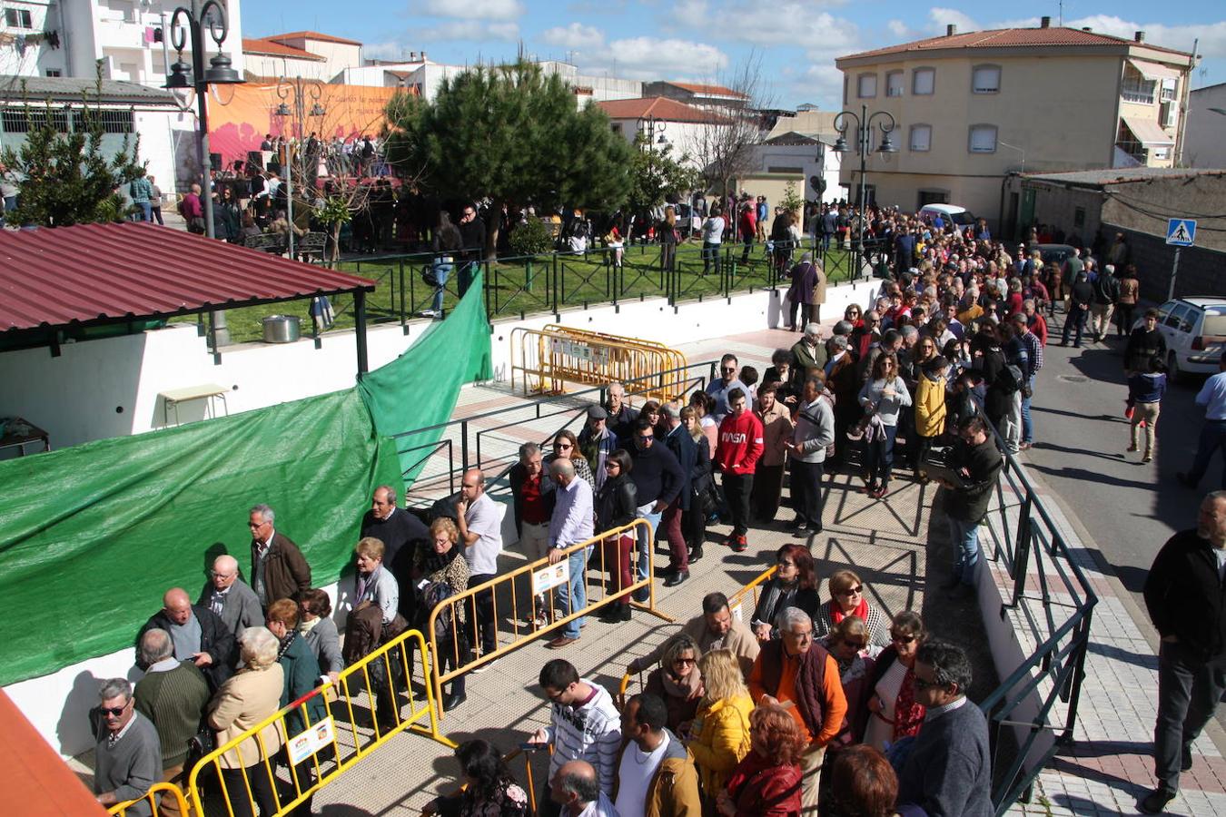 Largas colas para acceder al recinto.