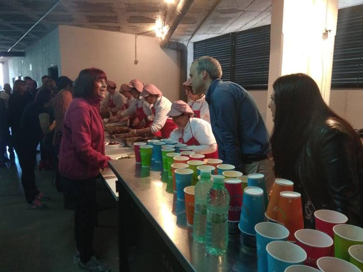 Carlos Caro, alcalde de la localidad, y el resto de la corporación municipal, ayudaron sirviendo las bebidas durante la degustación.