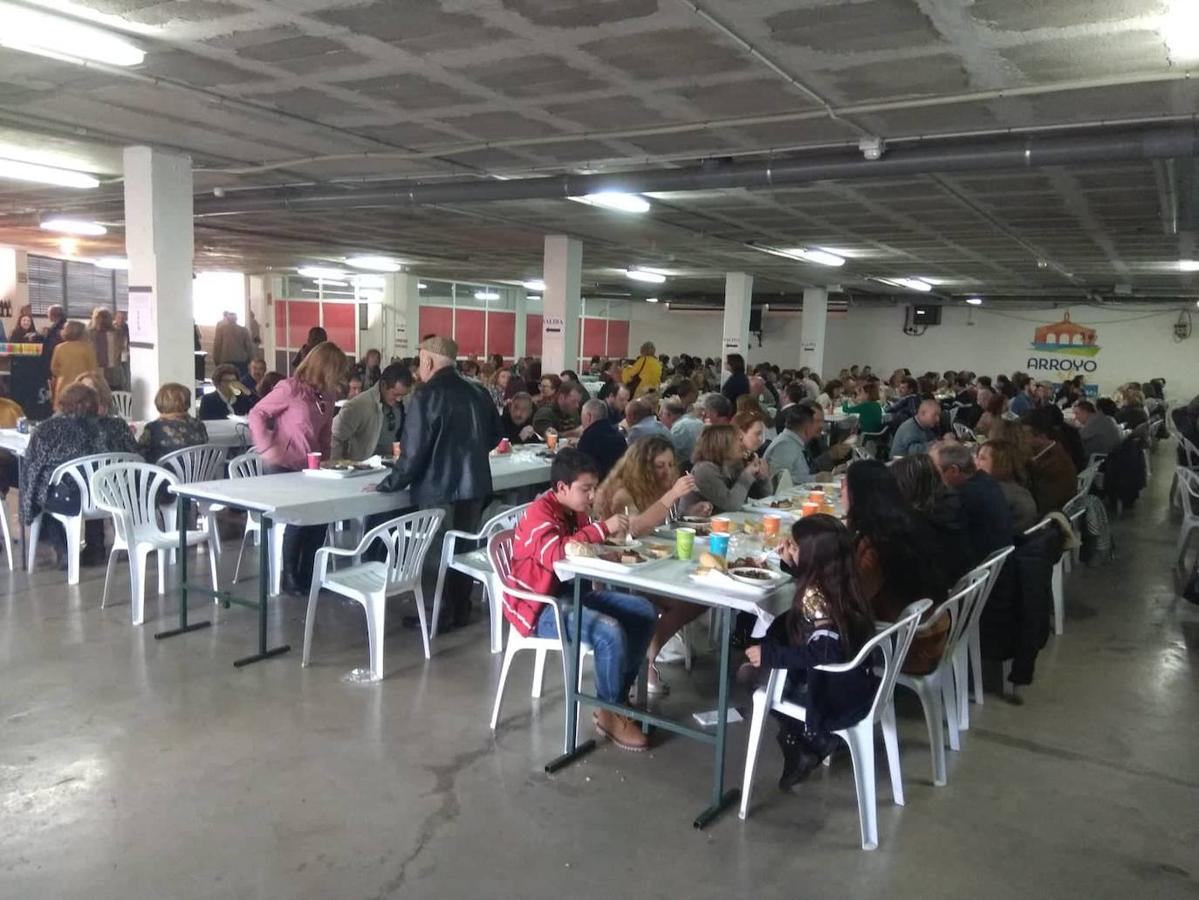 Largas colas para acceder al recinto. 