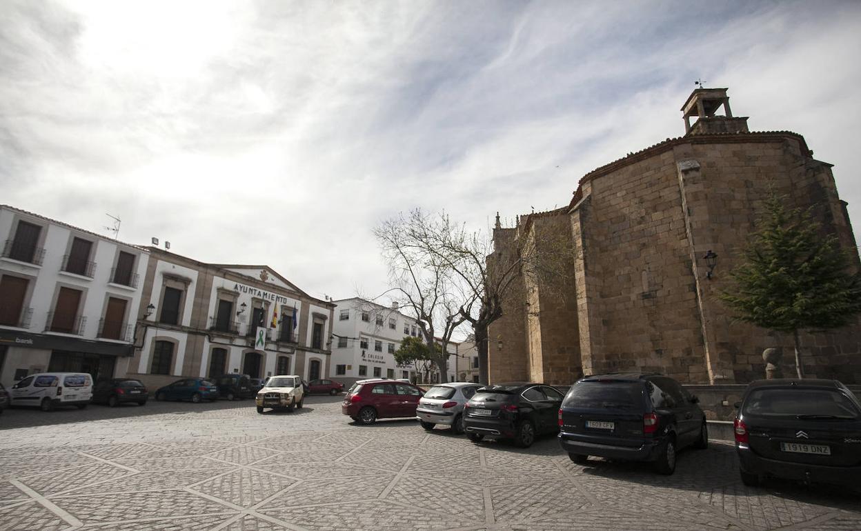 Ayuntamiento y parroquia de Arroyo de la Luz.