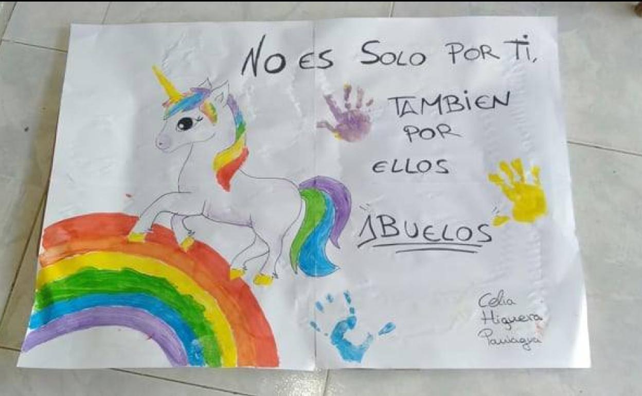 Los más pequeños están haciendo carteles con los que decorar los balcones. 