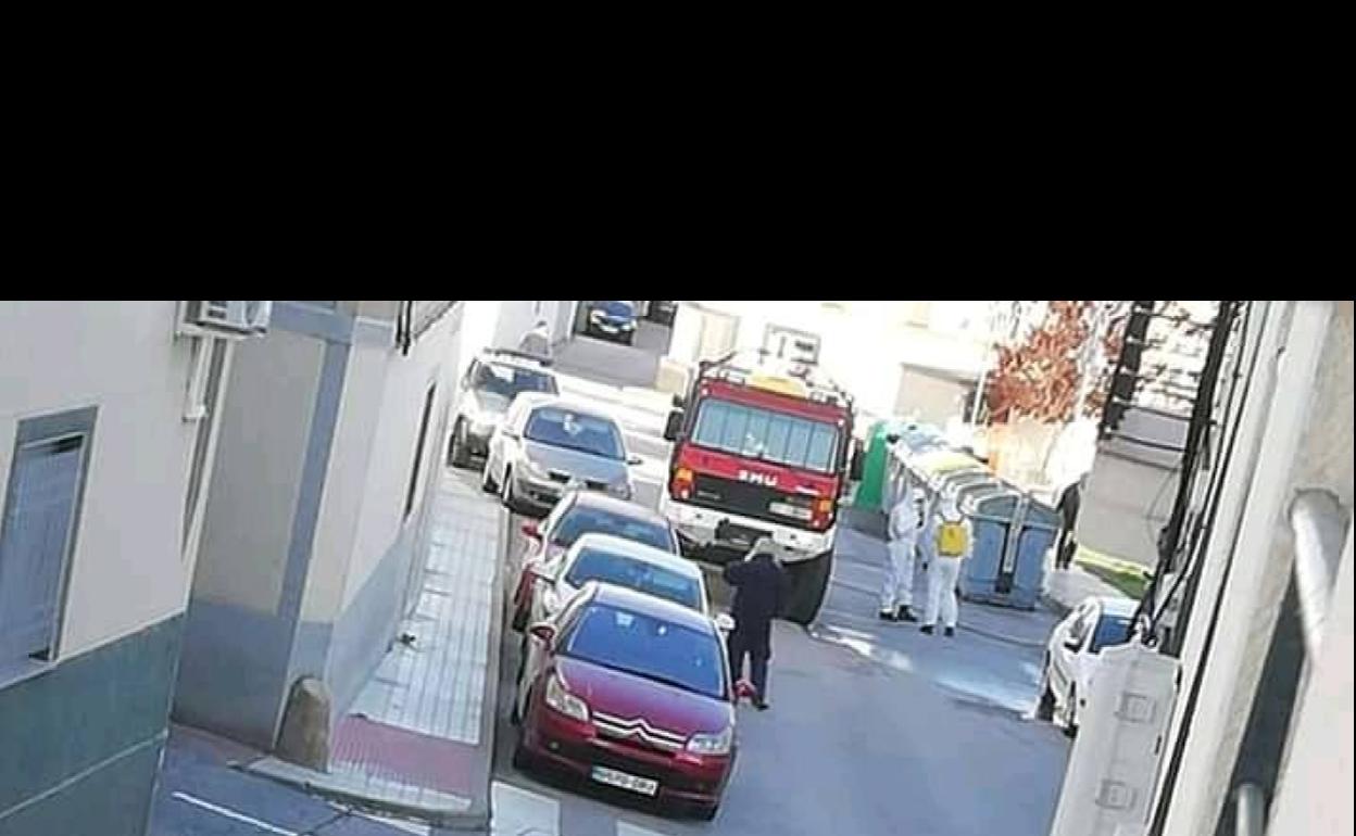 Efectivos de la Unidad Militar de Emergencias (UME) en las calles de Arroyo de la Luz